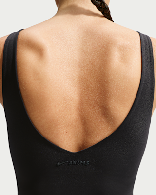 NIKE公式】NikeSKIMS Matte ウィメンズ Vネック ロングライン ブラ